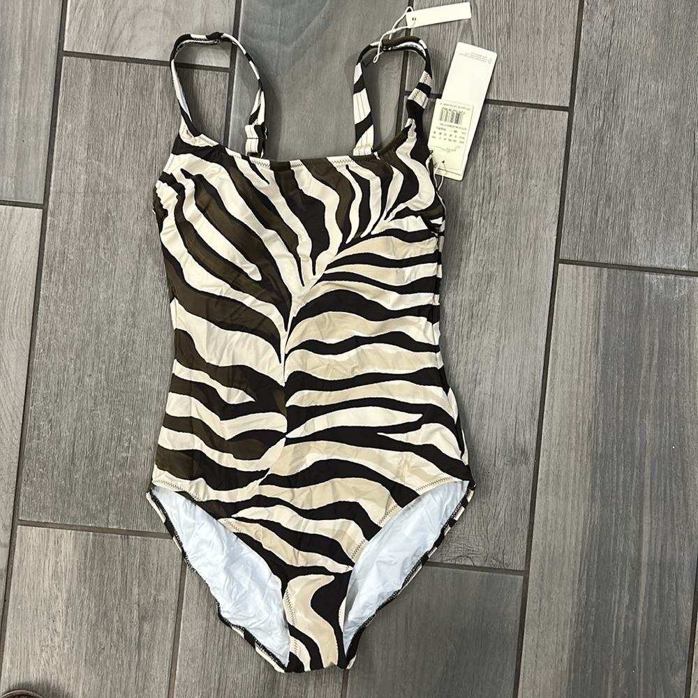 Gottex Widest Dreams Women’s Square Neck One Piece Swimsuit with Soft Cups - Picture 4 of 6